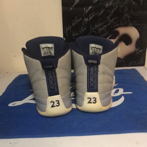 I’m selling these gray an white twelves used size 9!1/2 - Picture 4 of 4